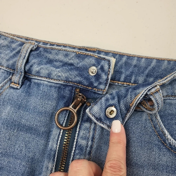 PACSUN Medium Wash Denim Zip Front Mini Skirt Sz 26 - Picture 4 of 10